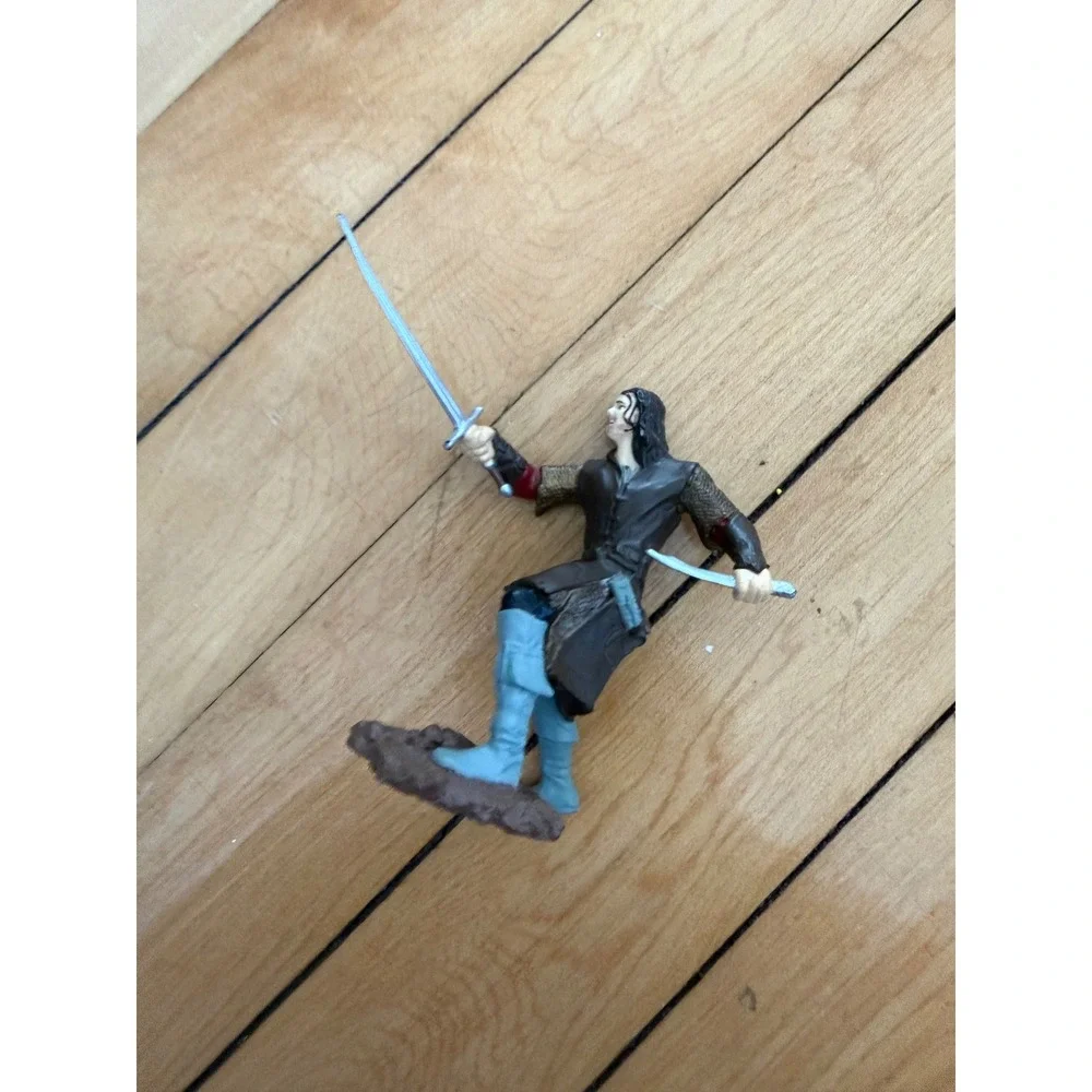 Lord of the‎ Rings Aragorn action figure with swords